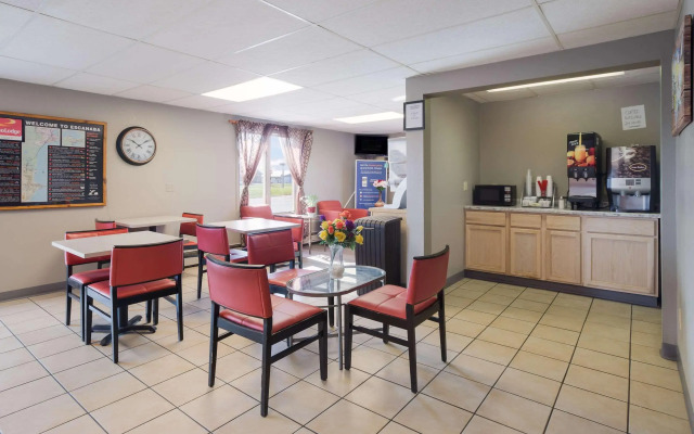 Econo Lodge Inn & Suites