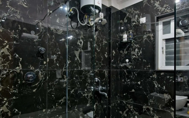 SaffronStays Riverdale, Mulshi - Lakefront villa with pool and mountain view