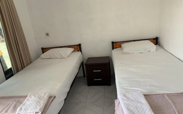 Recharge Cafe & Garasi Homestay