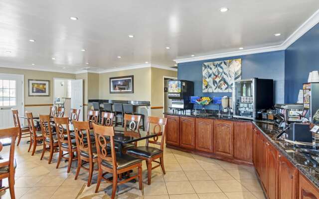 Best Western China Lake Inn