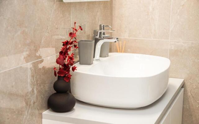 Outstanding Private Apartment Near City Center with Balcony
