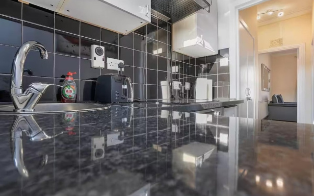 Central Aberdeen Flat Holburn St Workspace Parking