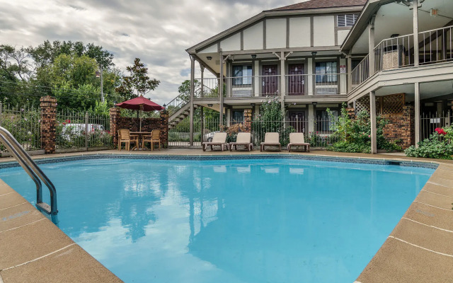 Econo Lodge University