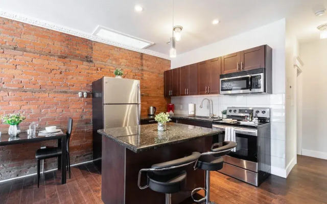 2BR Apt w King Bed Netflix - Near Downtown