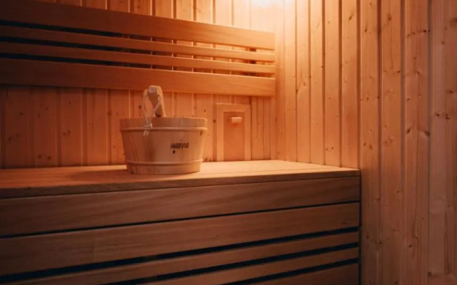 Luxury Oasis, Sauna, AC and Free Parking