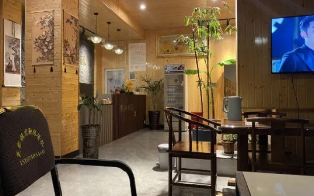 Linjiang Waterfall Viewing Inn