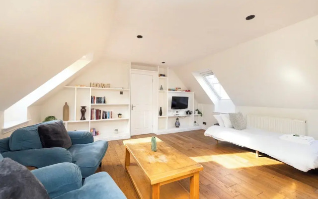 JOIVY Inviting Flat Near Edinburgh Castle W/ Parking