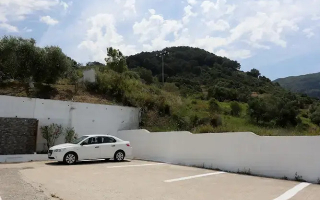 Agios Georgios - 2 Beds - Sleeps 5 - Free Parking