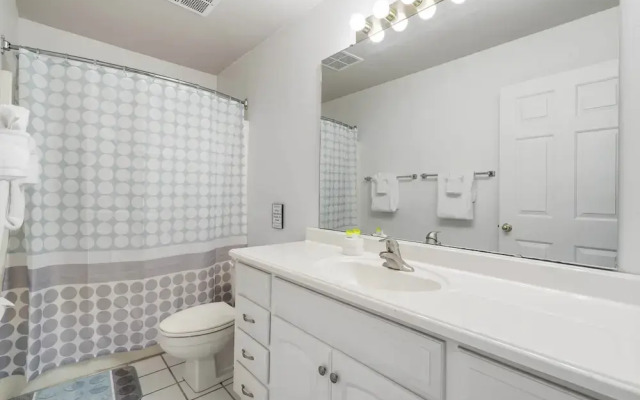 Royal Ridge Modern Condo for 4