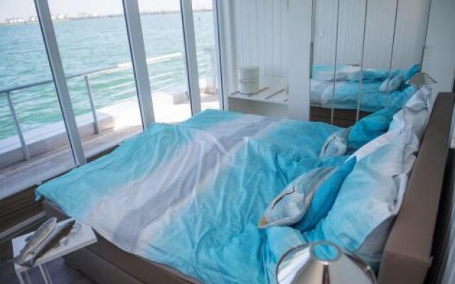 Schwimmendes-Haus-Hausboot-ANTARES-ONE