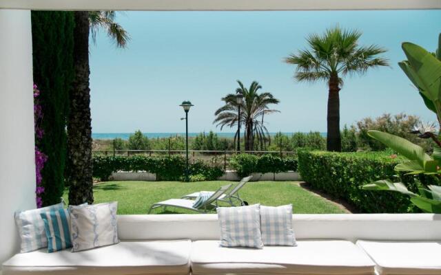 Front-line garden apartment in Palm Beach, Marbella