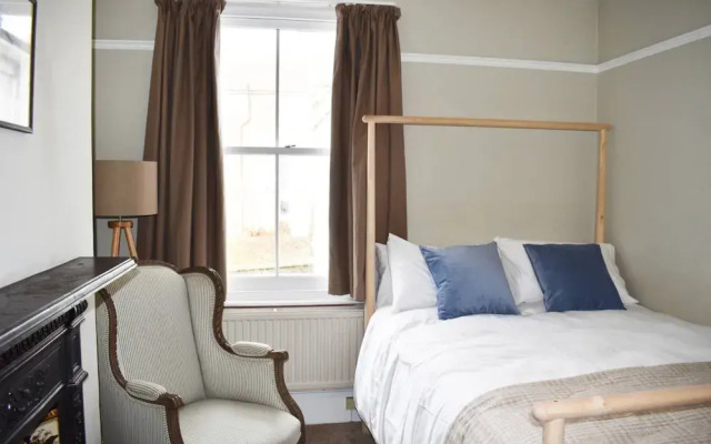 Stylish and Spacious 4 Bedroom Queen's Park House
