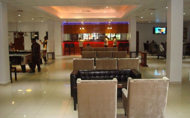 Paddy's Hotel & Apartments