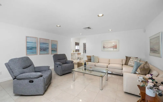 3BR 3BA Pool Downtown Short Walk to Beach