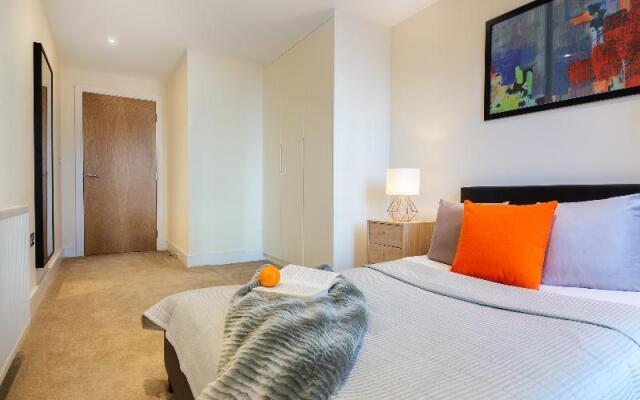 Luxurious Canary Gateway Serviced Apartment