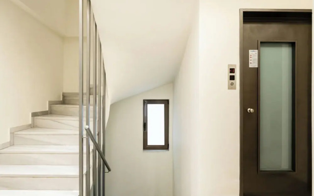 Elysee Apartments 9 B