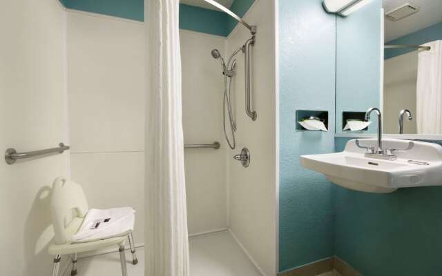 Super 8 by Wyndham Charlotte University