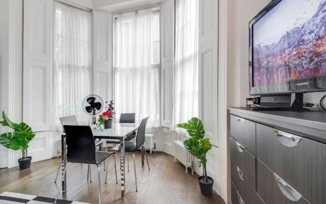 Large Studio Apartment  Central London