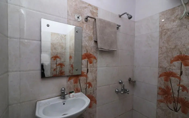 OYO 29127 Hotel Crown Tower