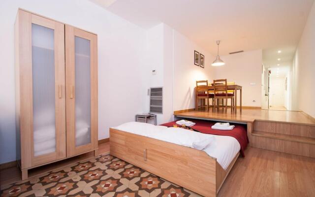 Liceu Apartments by gaiarooms