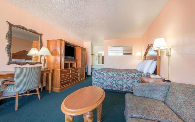 Castle Inn & Suites by OYO Lawton