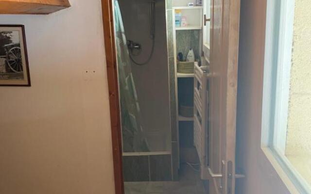 Petite annexe avec piscine commune