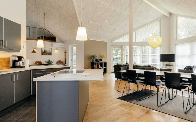 10 Person Holiday Home in Vaeggerlose