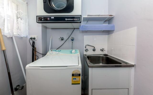 Sunset Towers, Unit 2/25 Donald Street