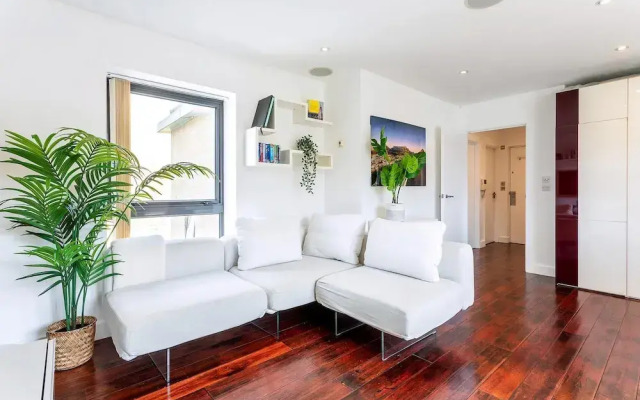RAI - Modern Tower Hill Penthouse