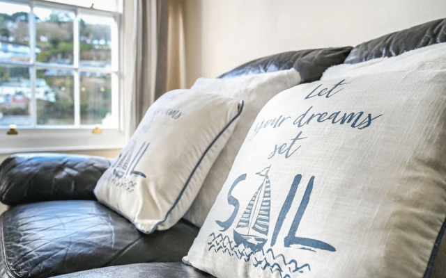Harbourside Apartment in the Centre of Looe