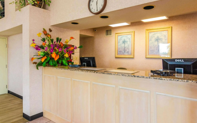 Econo Lodge Inn & Suites