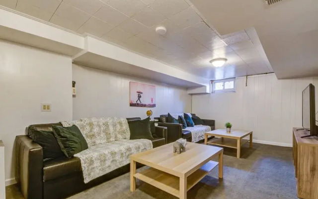 Modern Townhouse w/ Pool Table by Cozysuites