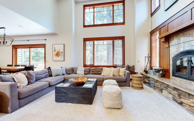 Timbers 6 Updated and Pet-Friendly, Private Jacuzzi, Private Garage by RedAwning