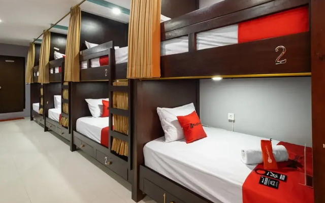 RedDoorz Hostel near Trans Studio Mall