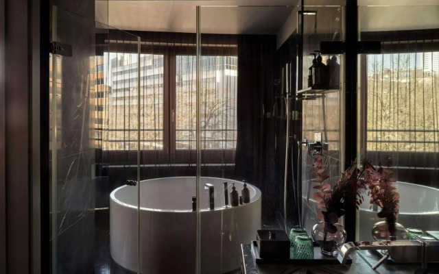 Roomers Frankfurt Central, Autograph Collection