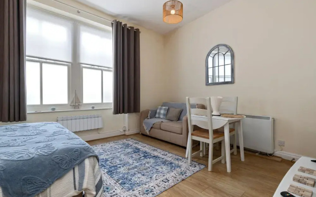 Tenby Studio Apartment - Stroll to Beach and Town