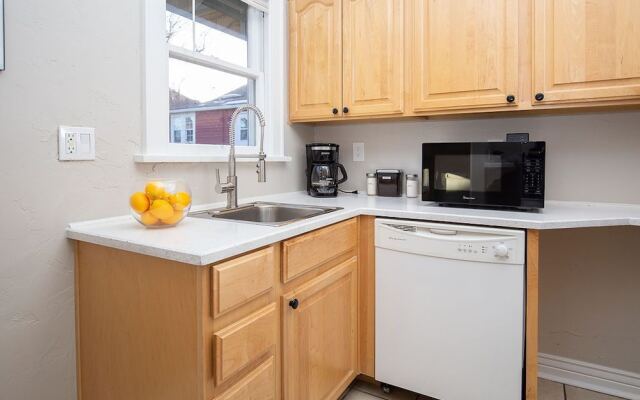 Cozy Carriage House, Walk to UNC, Free Bikes