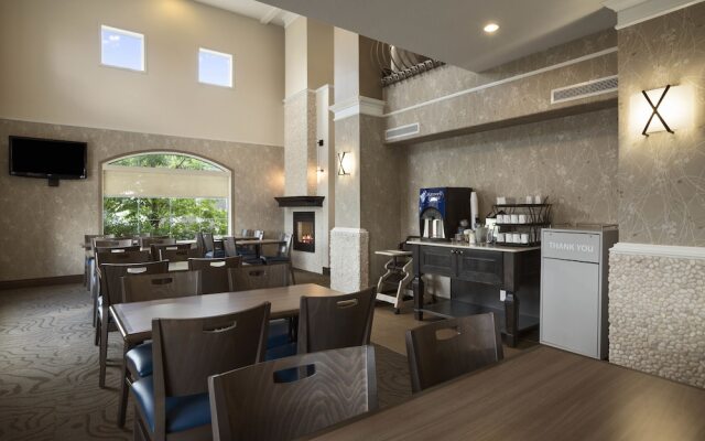 Days Inn & Suites by Wyndham Brandon