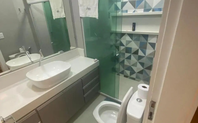 Apto 2 quartos com AR Cond, prédio frente p/ praia