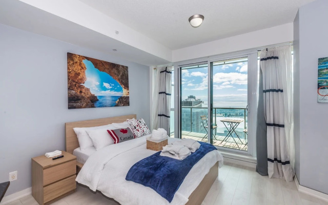 Panoramic Lakeview in a Luxury Downtown Oasis