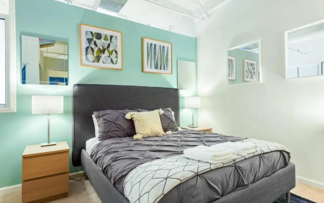 Trifecta 2BR Free Parking Modern Superhost