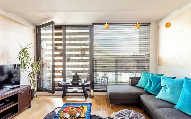 Modern, Cosy Apartment On Vibrant Deptford High Street