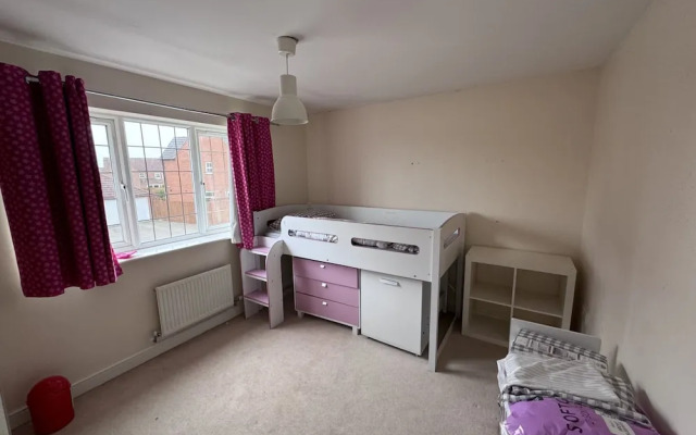 Spacious 4Bd House With Character In Coventry