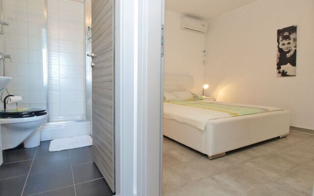 Apartment 1819