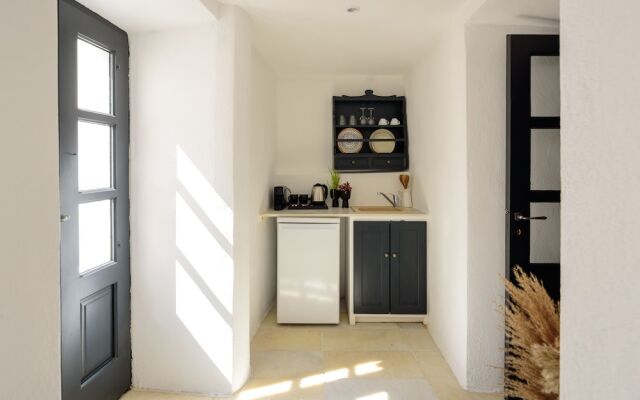 Firalia, Casa In Rock Suites