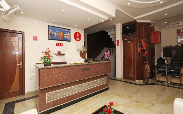 OYO 9765 Hotel Royal Queen