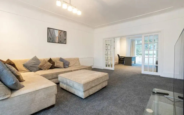 Spacious House With Parking Near Heaton Park