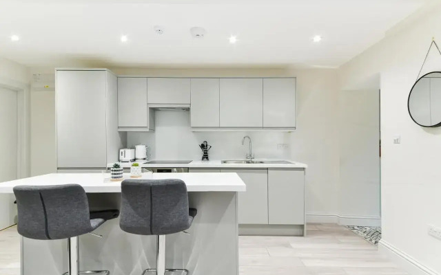 Chic Apartment by Hyde Park