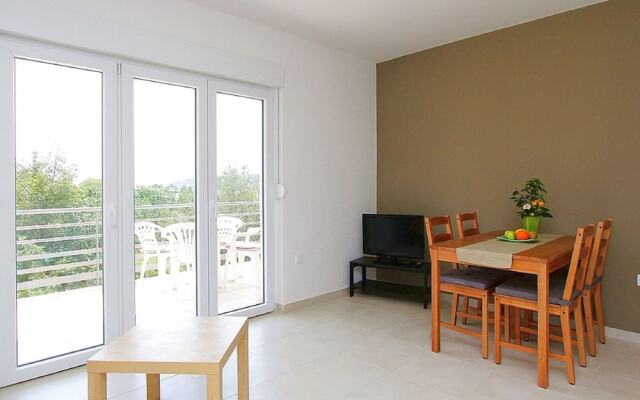 Apartment in Pula With Garden