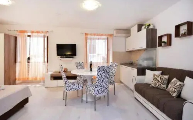 Apartments & Rooms As